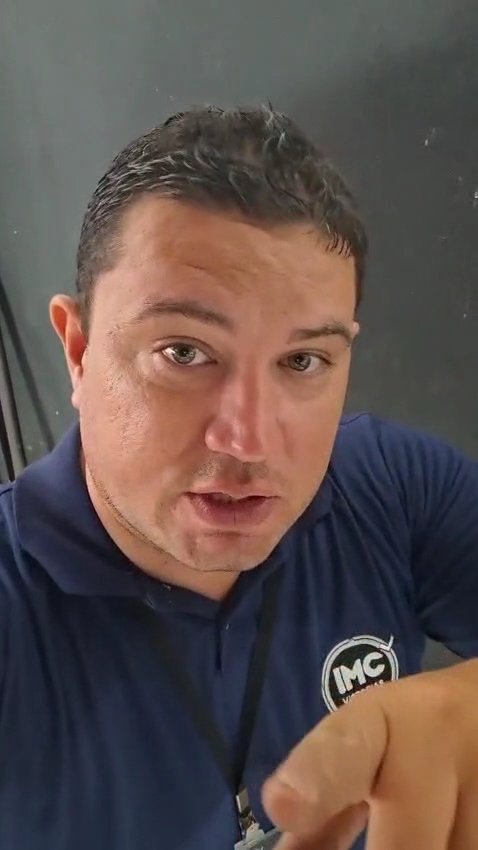 Selfie de um inspetor da IMC Vistorias com a camisa da marca